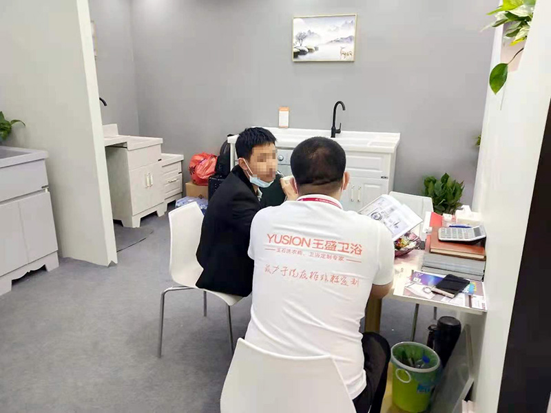 工作人员在给参观者讲解产品5